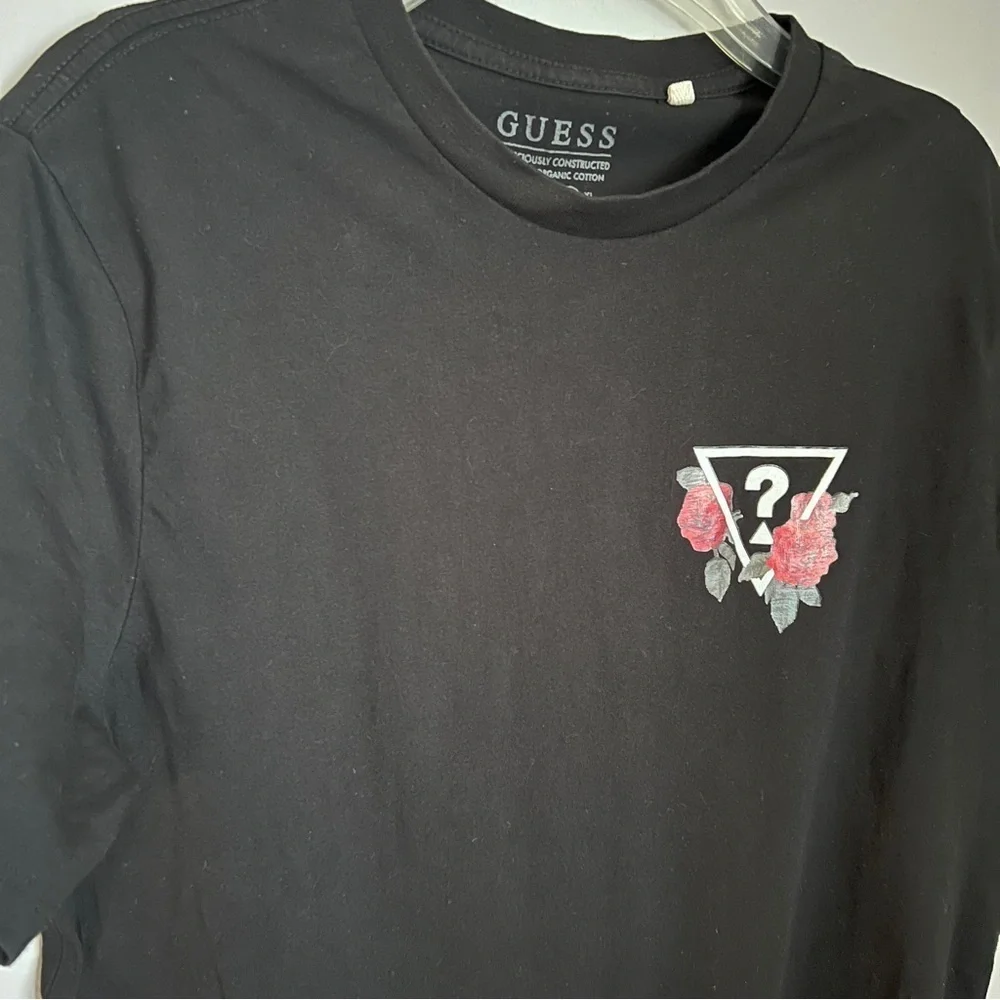 Guess Black Short Sleeve Tee with Logo and Red Roses Graphic Size Large EUC